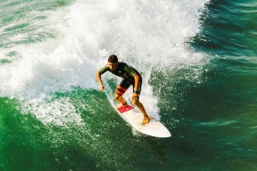 仰泳稳定推进中立代表队A晋级顺利，中国男子仰泳领军人物